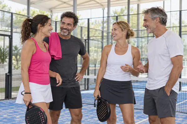 Pádel y centros deportivos: escena conceptual de atención y trabajo